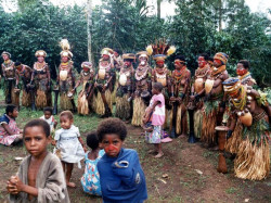 31 Chorus line of PNG women at a tribal ceremony 800