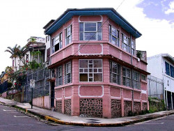 95  Triangular corner residence in Heredia 800