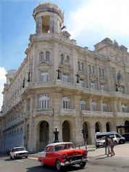 96   Busy Triangular Corner in Havana
