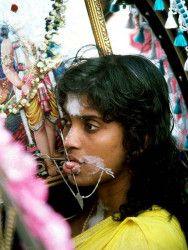 24 Carrying her god on her pilgrimage 800