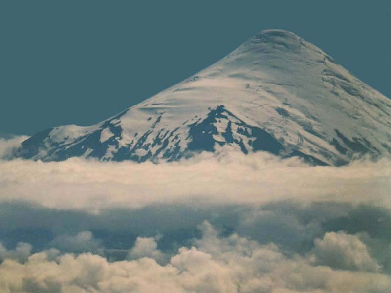 12 Volcan Villarica above the clouds in Chile 800