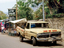 18 Old Ford garbage truck in Panajchel  Guatemala 800