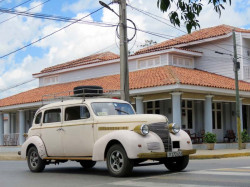 1939 Chevrolet Master Taxi running around Vinales 800
