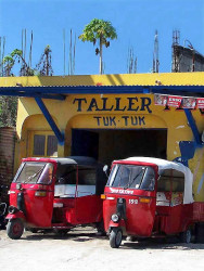 41 Tuk Tuk Mechanic in Guatemala 800