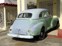1940 ford 4 door coupe in a carport in cienfuegos 800