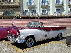 1955 Ford Victoria in Havana 800