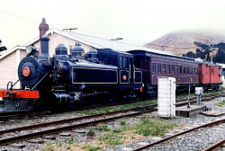 23 tourist train through the mountains of new zealand 800