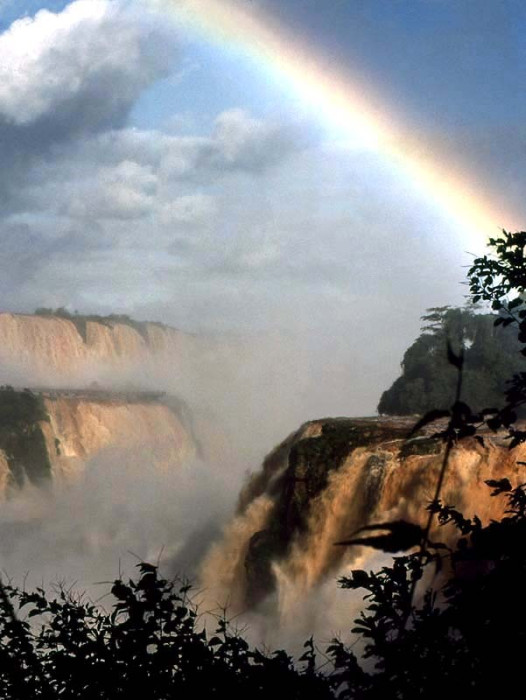 1rainbow over iguazu falls 800