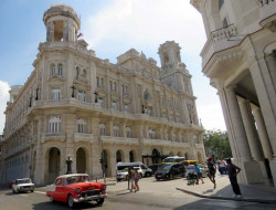busy triangular corner in havana 800