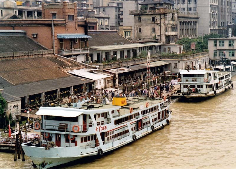 13 river ferry moored in shanghai  china 800