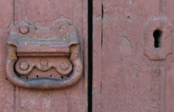 150 cast iron knocker in granada  nicaragua 800