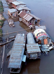 16 houseboats on a river in thailand 800