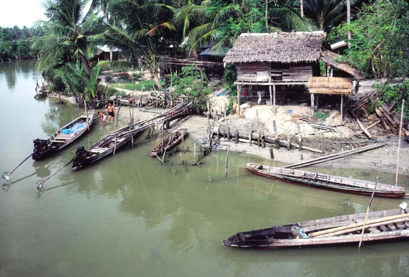 26 river scene in the philippines 800