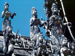 9 wooden statues on the roof of buddhist temple 800