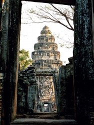21 doorways in a buddhist complex in thailand 800