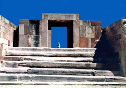 24 entrance to the temple kalassasaya at tiwanaku 800