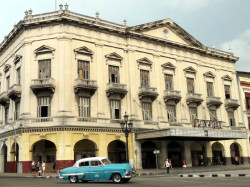 1953 Chevrolet Bel Air in front of Payret Building 800