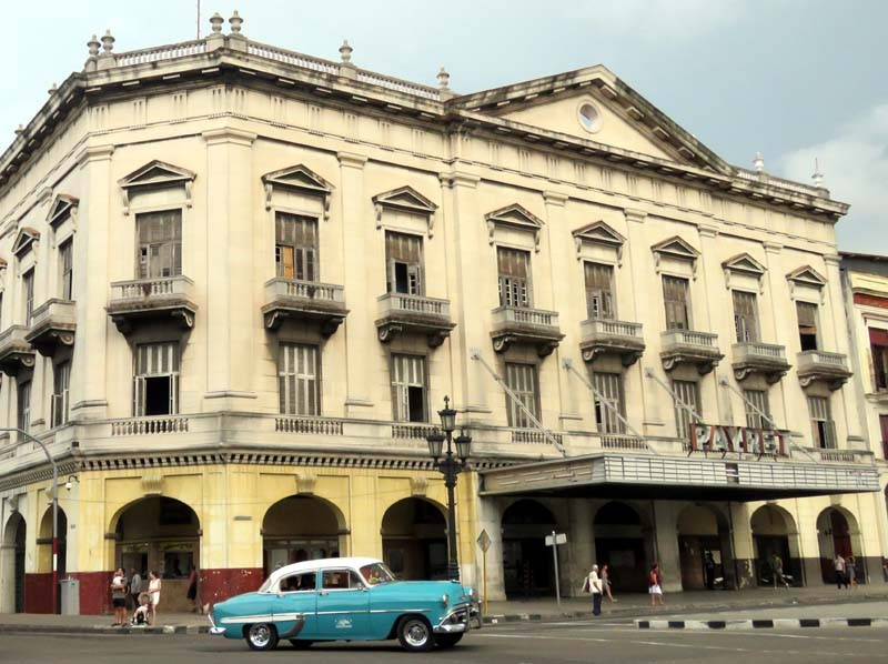1953 Chevrolet Bel Air in front of Payret Building 800