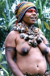 41 Young Woman at a Sing Sing in Tari 800