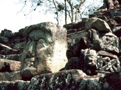 12 mayan face found at the ruins of copan